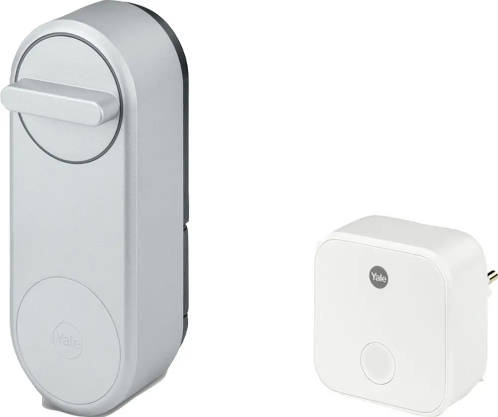 Smartes Türschloss in Silber mit einem runden Drehgriff, daneben eine weiße Wi-Fi Bridge mit einer runden Taste. Beide Produkte sind von der Marke Yale.